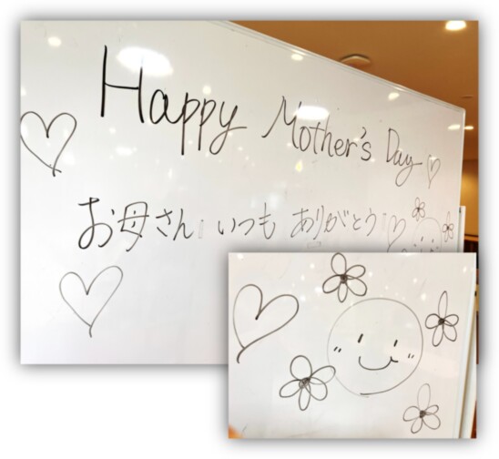 母の日のイベント。入居者による手書きメッセージとイラストの展示。