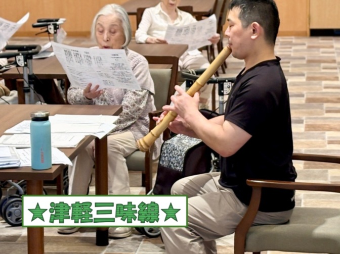 入居者が楽器演奏を楽しむレクリエーション活動の風景