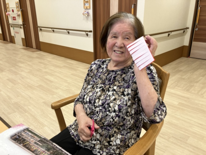 入居者がレクリエーション活動で書道や工芸作品を楽しんでいる様子