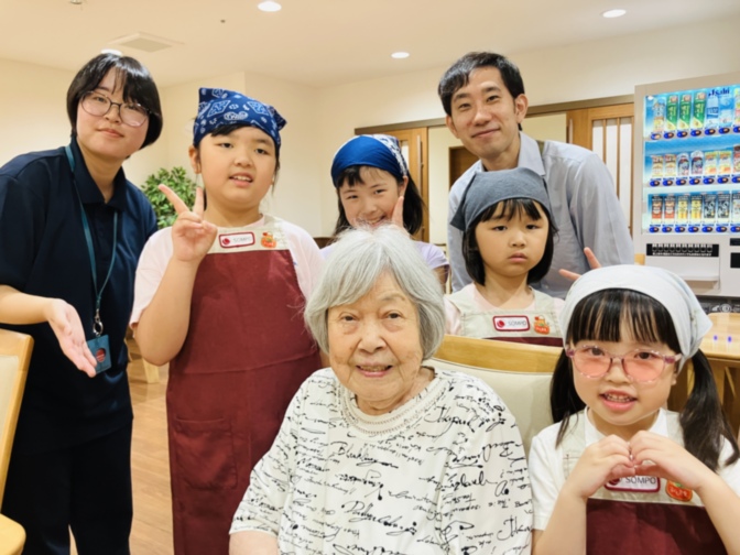 施設での交流イベント。スタッフと入居者、子どもたちが一緒に楽しむ様子。
