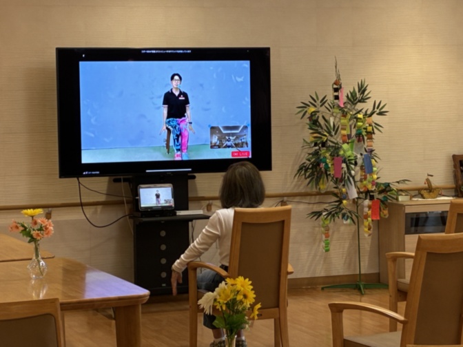 入居者がテレビを視聴する共用スペース。レクリエーションや娯楽の風景。