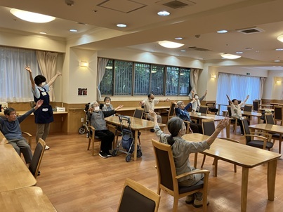 介護施設でのレクリエーション。入居者たちが音楽活動に参加している風景。