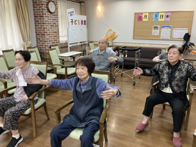 介護施設での入居者によるレクリエーション・運動プログラムの様子